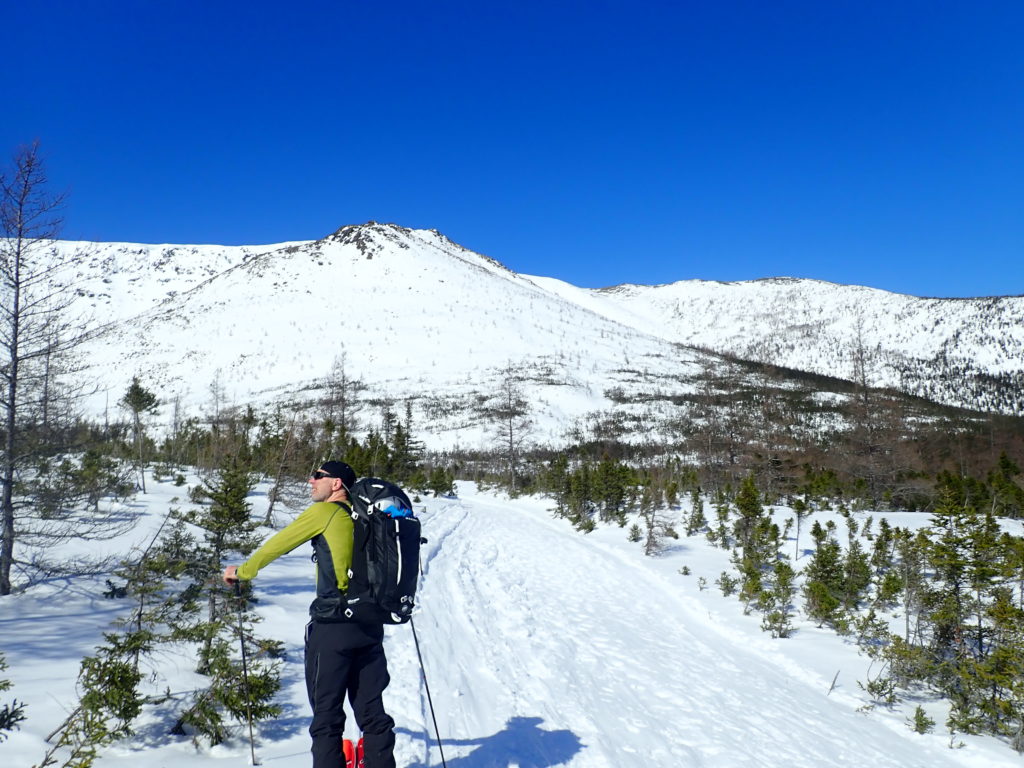Hiver chaud skieur regardant la montagne au soleil